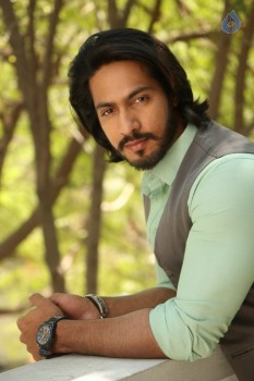 S3 Villain Thakur Anoop Singh Interview Photos - 12 of 28