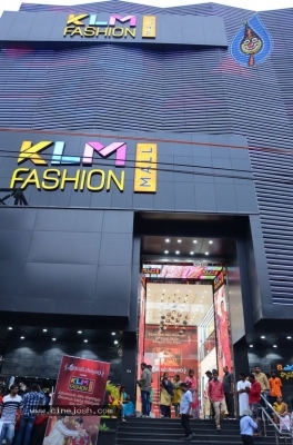 Srinivasa Kalyanam Team at KLM Fashion Mall - 11 of 25