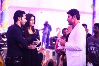 Varun Dhawan and Kriti Sanon at Brahmothsavam Sets - 3 of 5