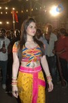 zarine-khan-at-naan-rajavaaga-pogiren-shooting-spot