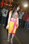 zarine-khan-at-naan-rajavaaga-pogiren-shooting-spot