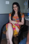 zarine-khan-at-naan-rajavaaga-pogiren-shooting-spot
