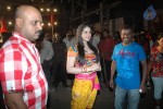 zarine-khan-at-naan-rajavaaga-pogiren-shooting-spot