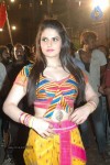 zarine-khan-at-naan-rajavaaga-pogiren-shooting-spot