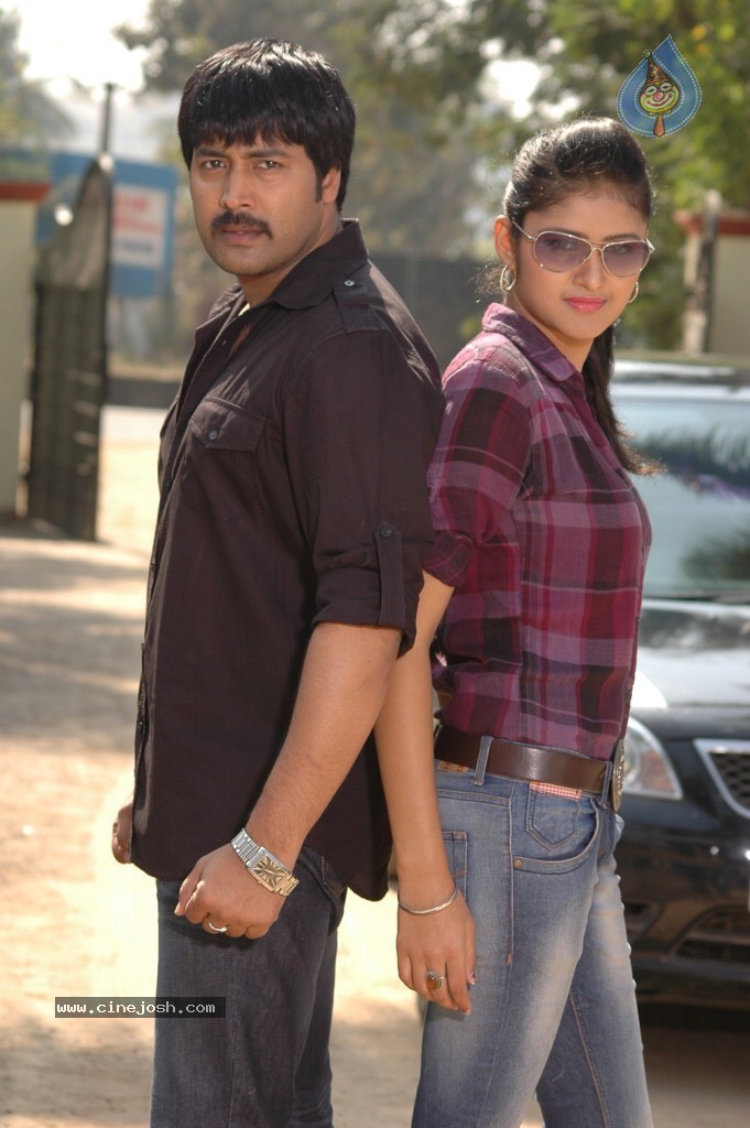 Aa Iddaru Movie Stills - 3 / 10 photos