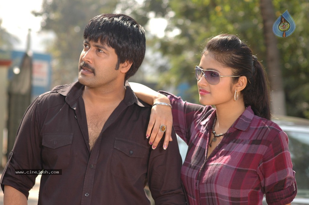 Aa Iddaru Movie Stills - 5 / 10 photos