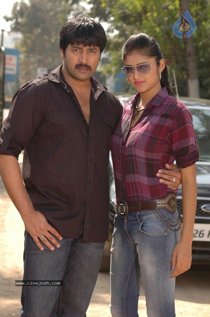 Aa Iddaru Movie Stills - 8 / 10 photos