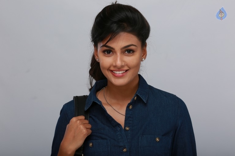 Anisha Ambrose Stills in Okkadu Migilaadu - 1 / 2 photos