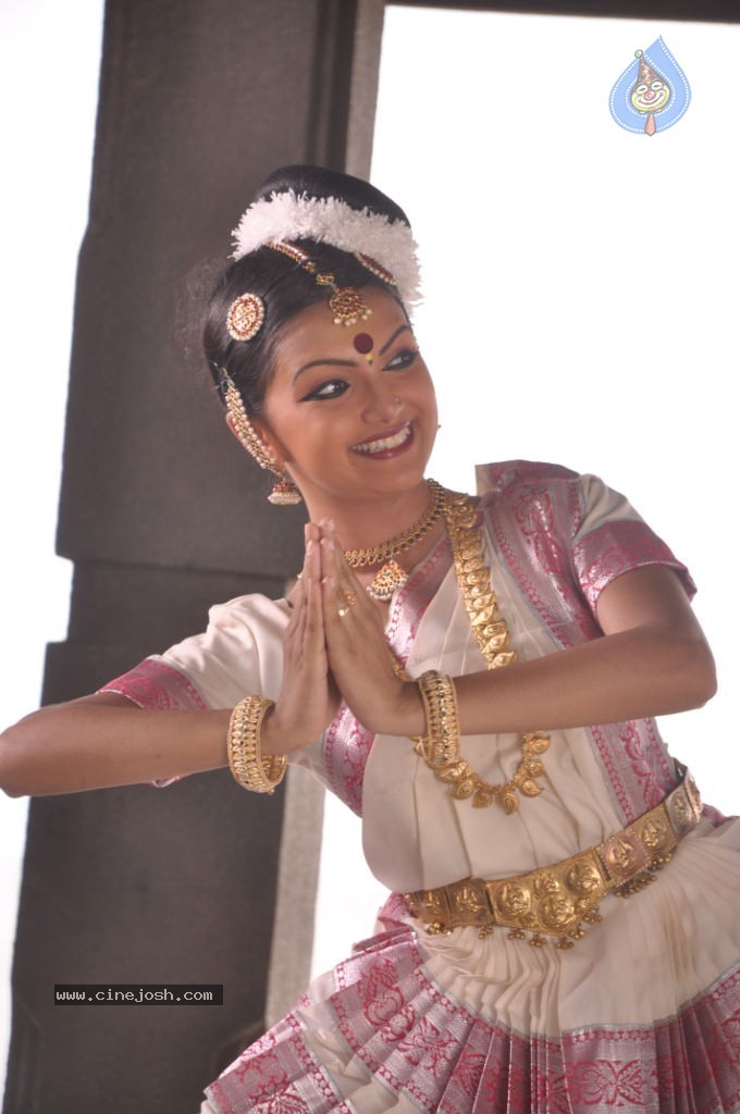 Arundhati Vettai Tamil Movie Stills - 19 / 48 photos