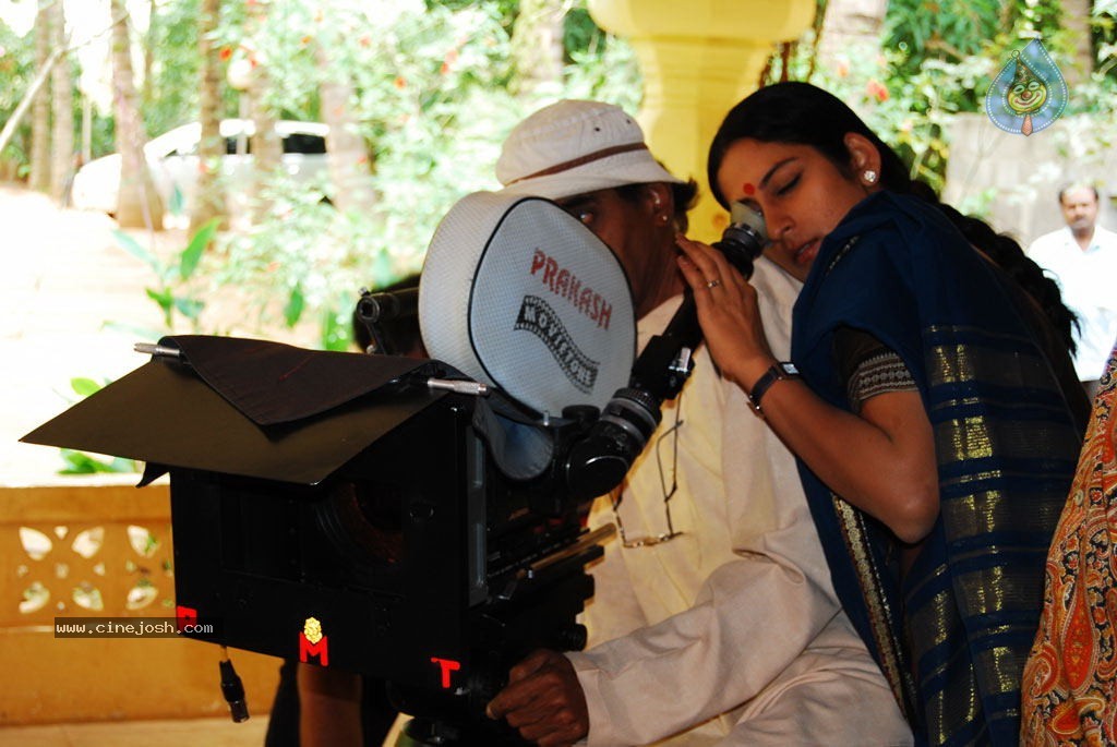 Chandra Tamil Movie Hot Stills - 5 / 39 photos