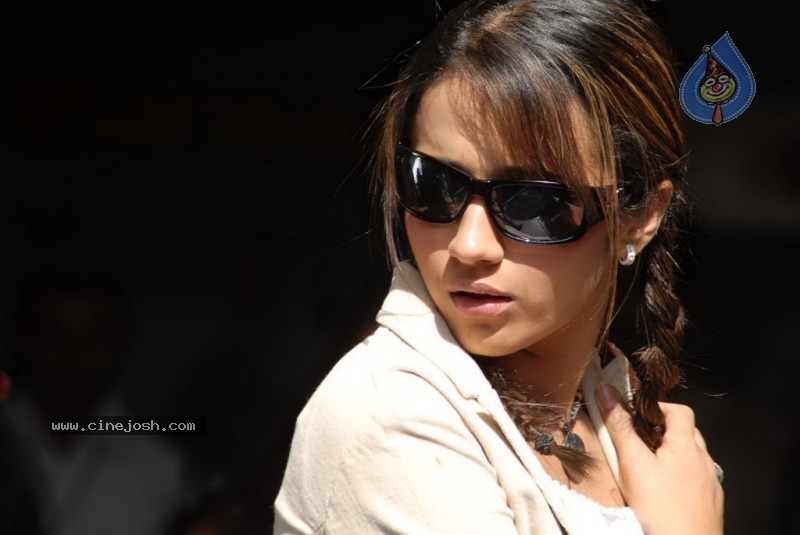 Dopidi Movie Stills - Trisha, Vijay - 18 / 24 photos
