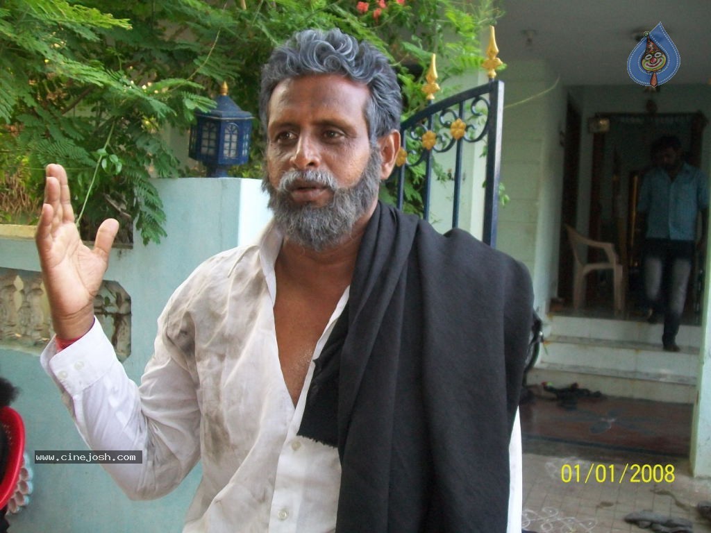 En Nenjai Thottaye Tamil Movie Stills - 1 / 46 photos