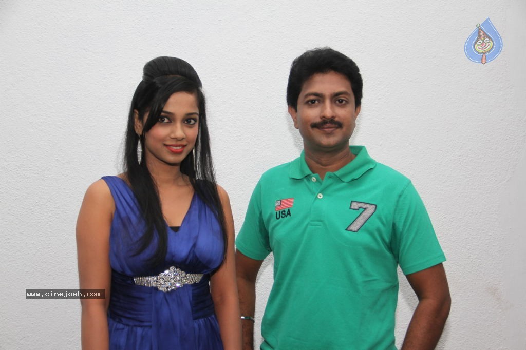 En Nenjai Thottaye Tamil Movie Stills - 4 / 46 photos
