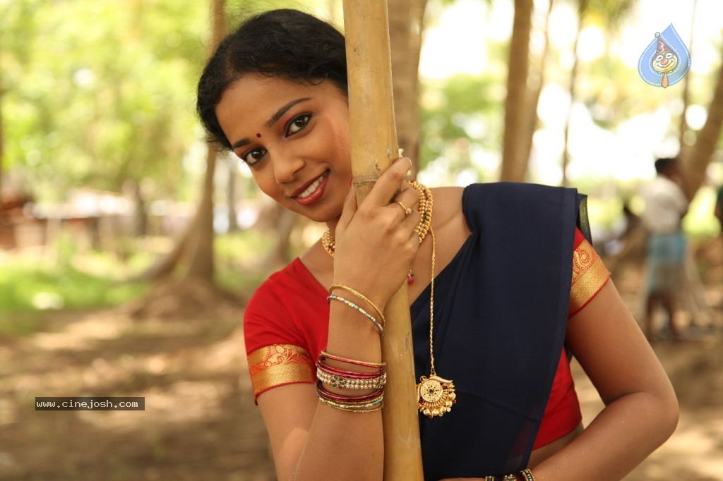 En Nenjai Thottaye Tamil Movie Stills - 5 / 46 photos
