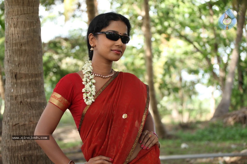 En Nenjai Thottaye Tamil Movie Stills - 11 / 46 photos