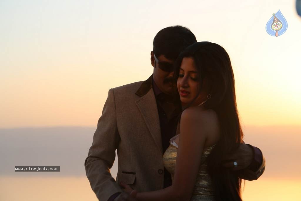 Envazhi Thanivazhi Tamil Movie Photos - 14 / 27 photos