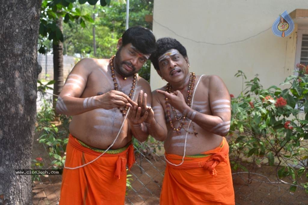 Envazhi Thanivazhi Tamil Movie Photos - 15 / 27 photos