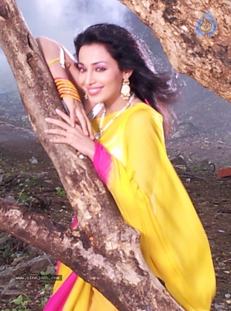 Flora Saini Stills in Akasamlo Sagam - 4 / 14 photos