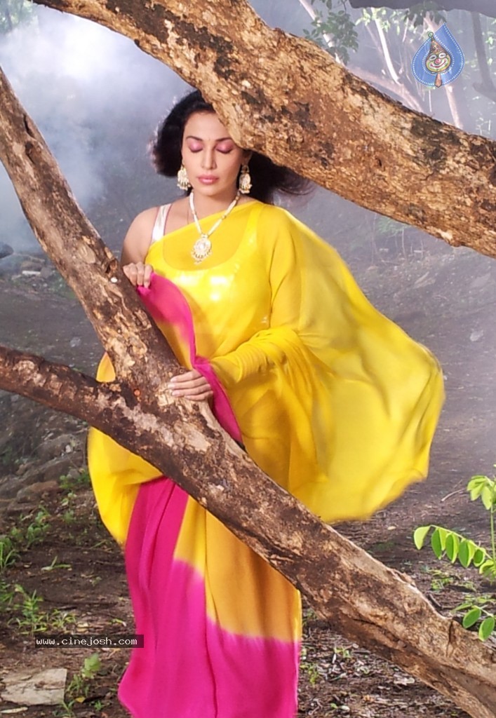 Flora Saini Stills in Akasamlo Sagam - 8 / 14 photos