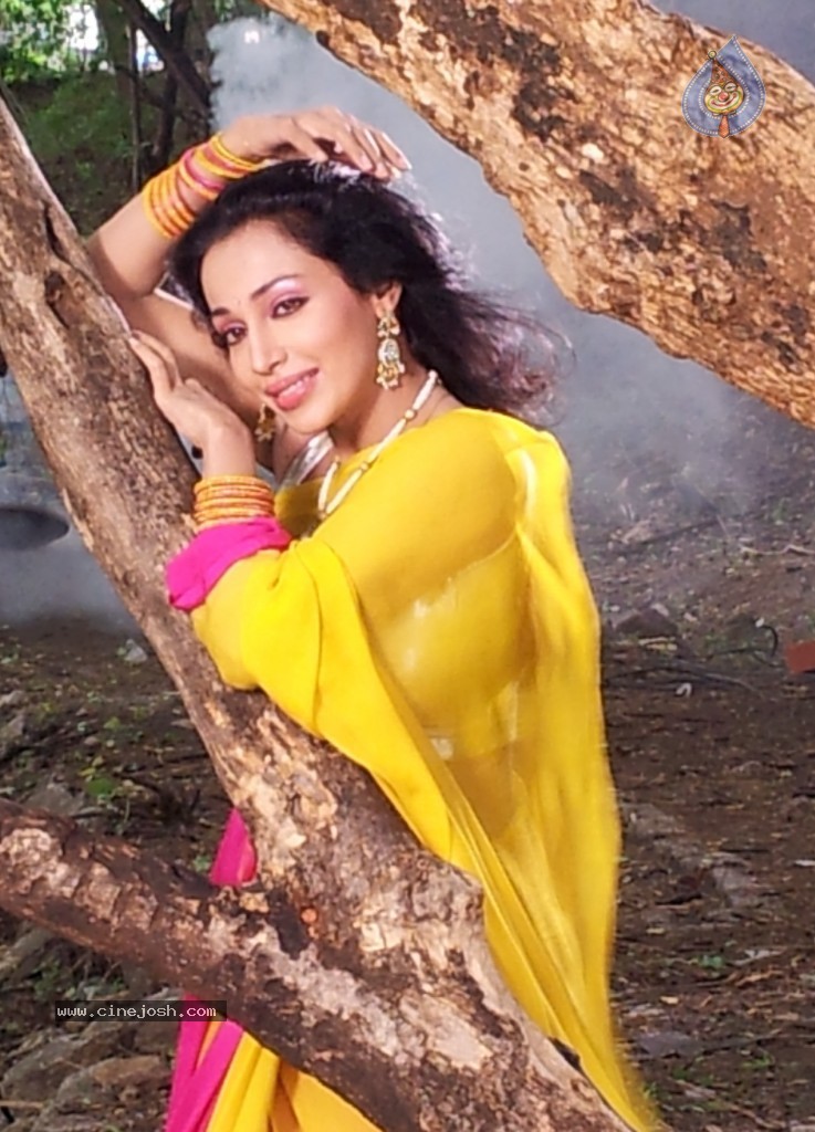 Flora Saini Stills in Akasamlo Sagam - 10 / 14 photos