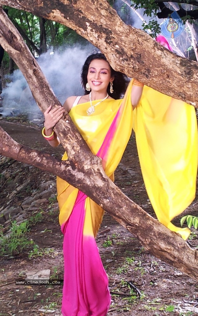 Flora Saini Stills in Akasamlo Sagam - 14 / 14 photos