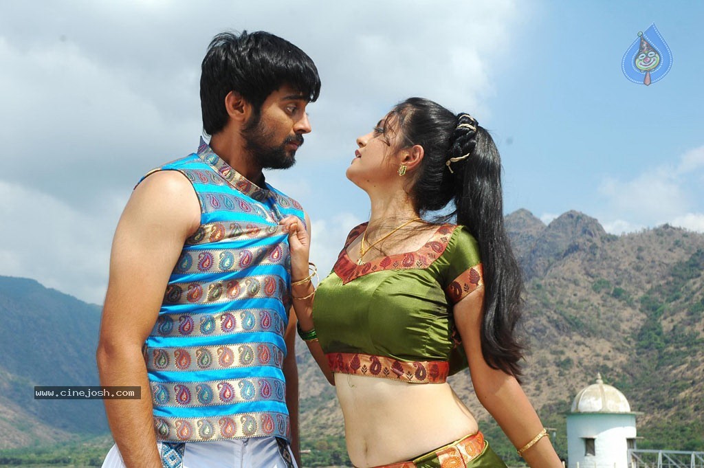 Isakki Tamil Movie Stills - 10 / 35 photos