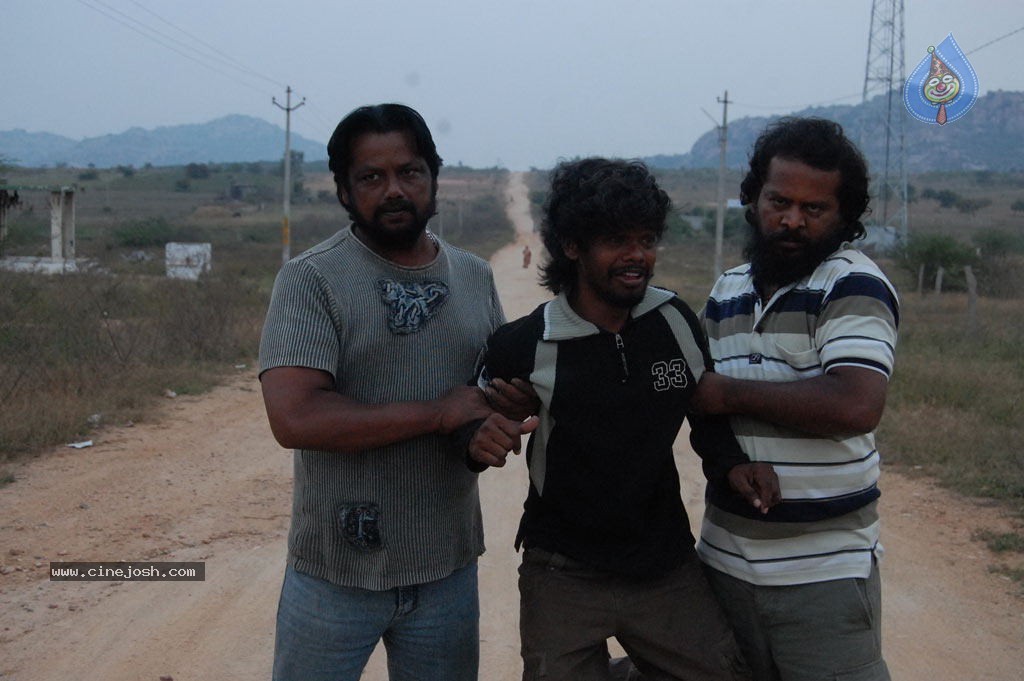 Kaadhal Paadhai Tamil Movie Stills - 7 / 75 photos