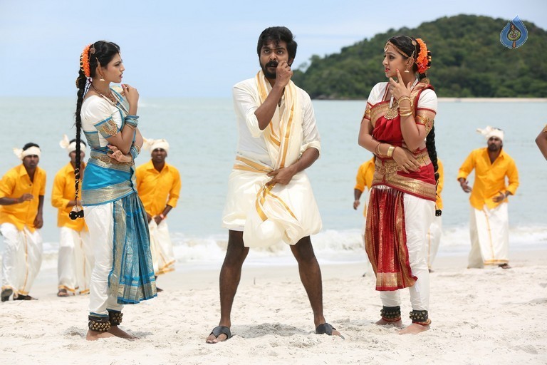 Kadavul Irukaan Kumaru Tamil Film Pics - 9 / 32 photos