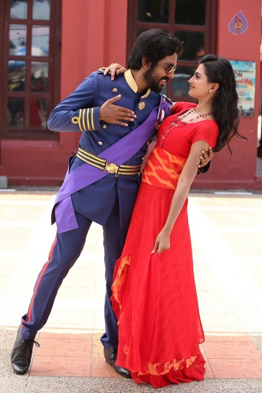 Kadavul Irukaan Kumaru Tamil Film Pics - 16 / 32 photos