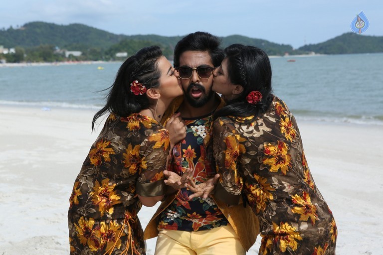 Kadavul Irukan Kumaru Tamil Film Photos - 7 / 15 photos