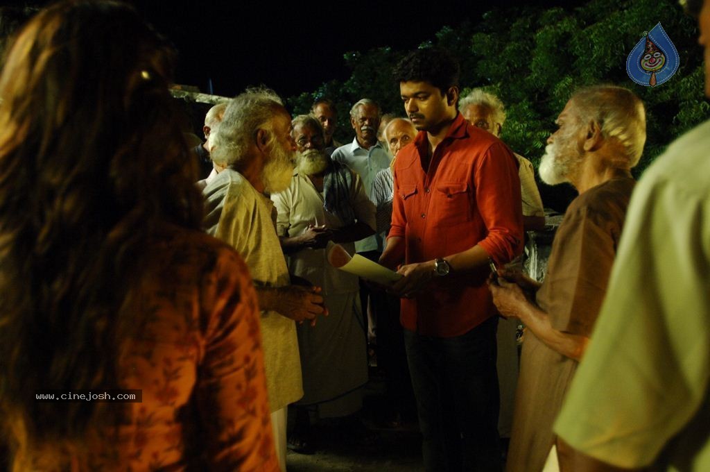 Kaththi Movie New Stills - 10 / 13 photos