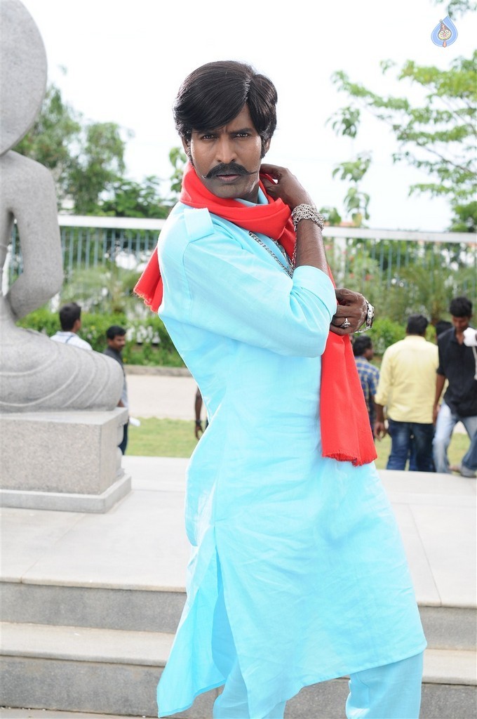 Kaththi Sandai Tamil Movie Pics - 15 / 35 photos