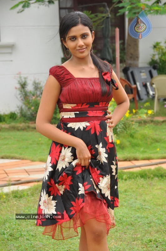 Laila Majnu Tamil Movie Stills - 14 / 18 photos