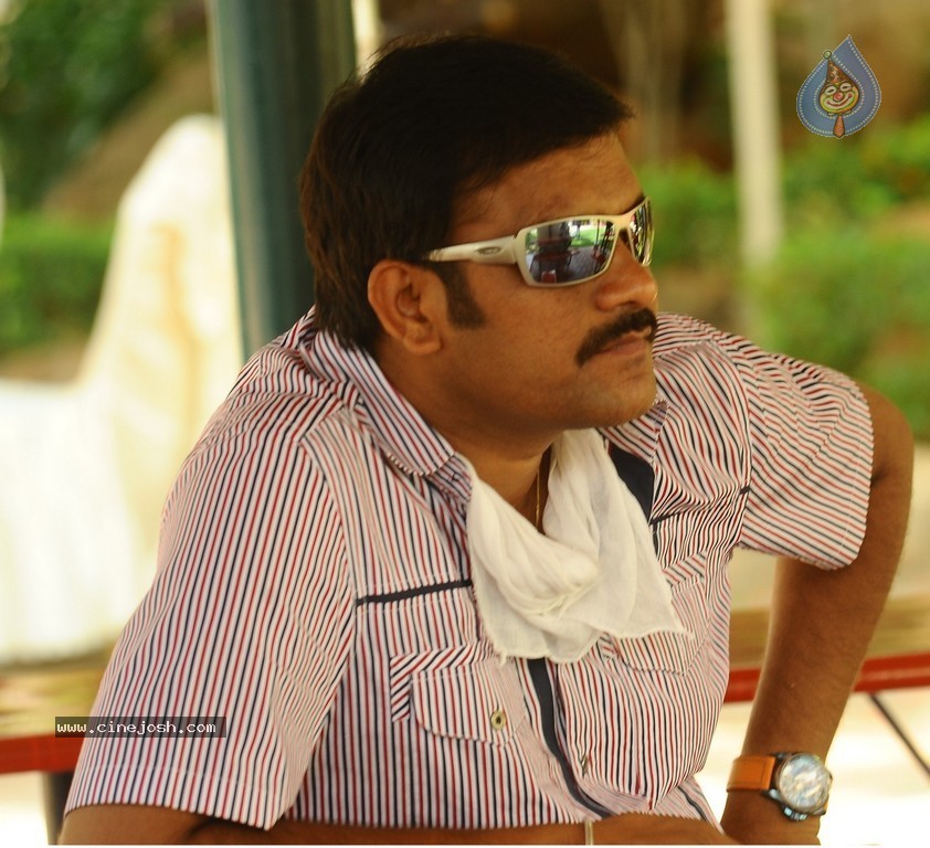 Loukyam Movie Working Stills n Posters - 10 / 40 photos