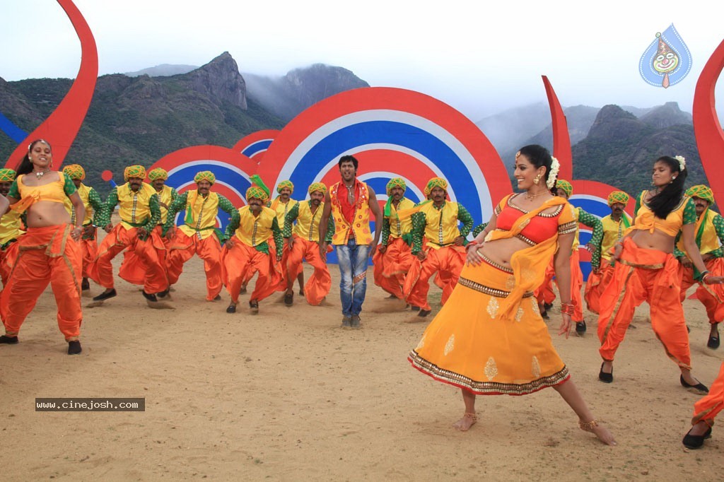 Madha Gaja Raja Tamil Movie Stills - 10 / 35 photos