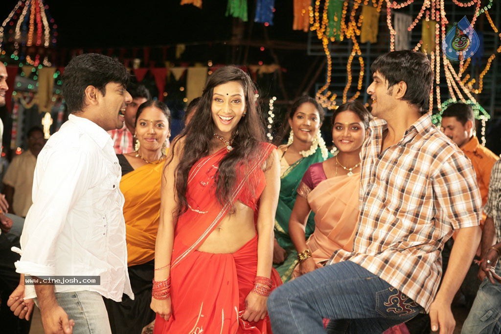Mayanginen Thayanginen Tamil Movie Hot Stills - 16 / 31 photos