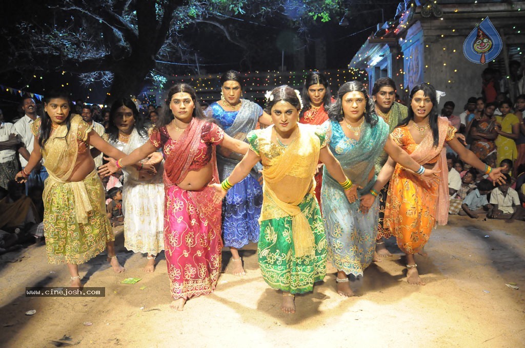 Mayavaram Tamil Movie Hot Stills - 14 / 41 photos