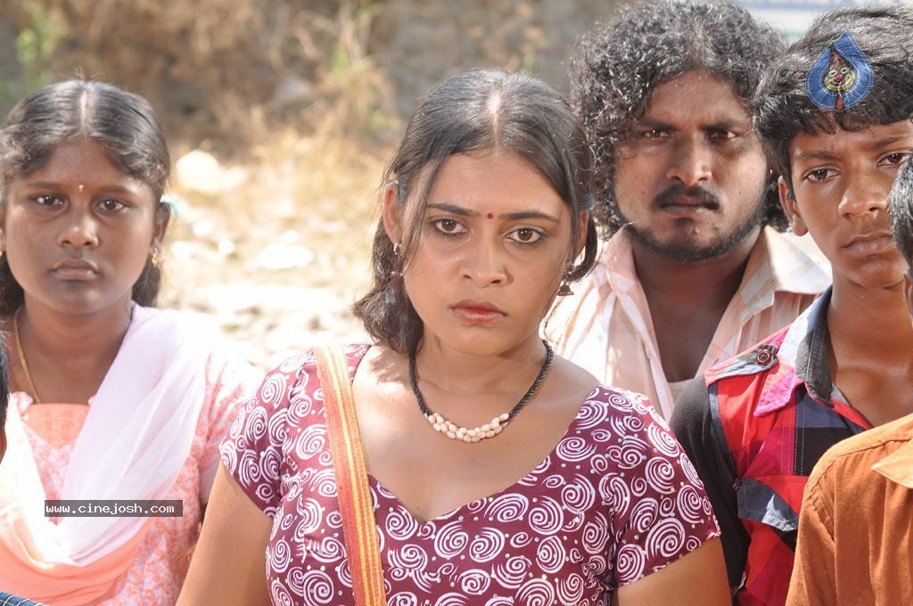 Nadodi Kkoottam Tamil Movie Hot Stills  - 19 / 31 photos