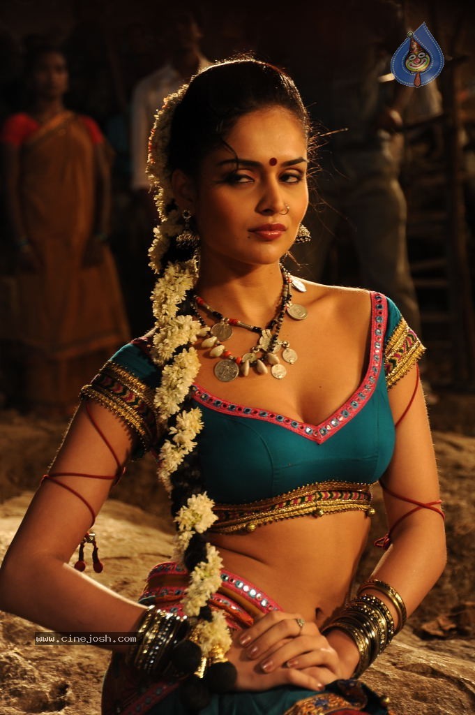 Nathalia Kaur Stills in Dalam Movie - 2 / 17 photos