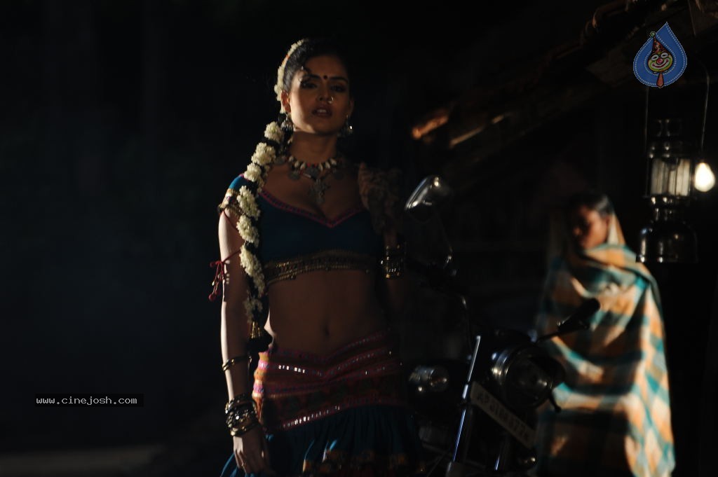 Nathalia Kaur Stills in Dalam Movie - 4 / 17 photos