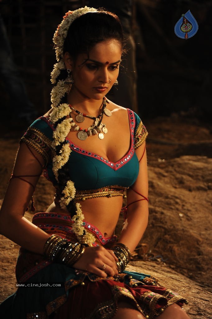 Nathalia Kaur Stills in Dalam Movie - 6 / 17 photos