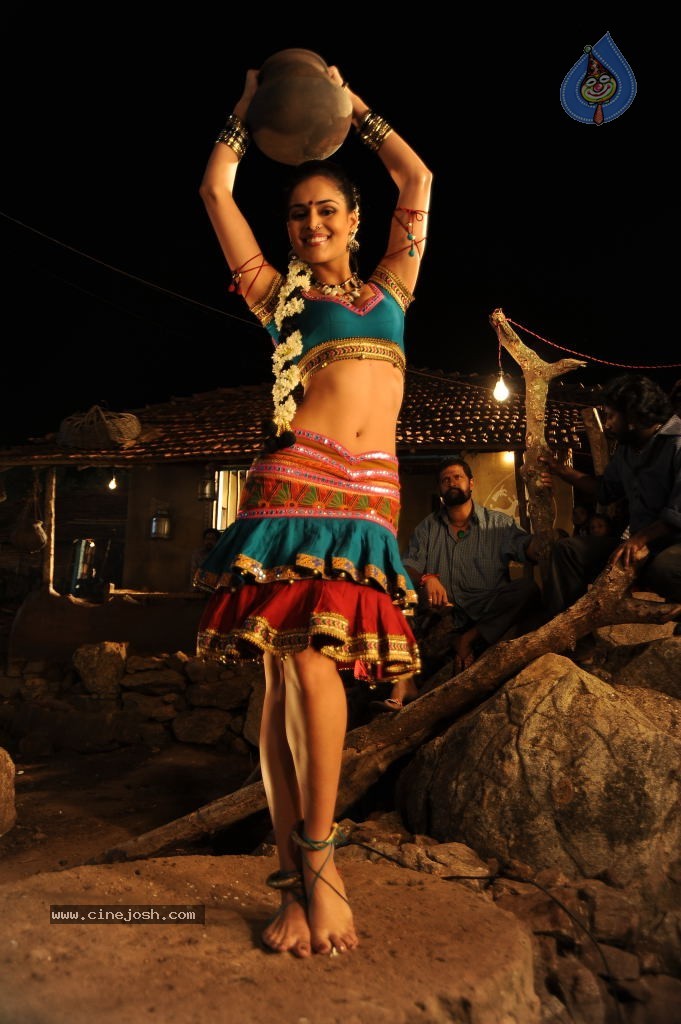 Nathalia Kaur Stills in Dalam Movie - 7 / 17 photos