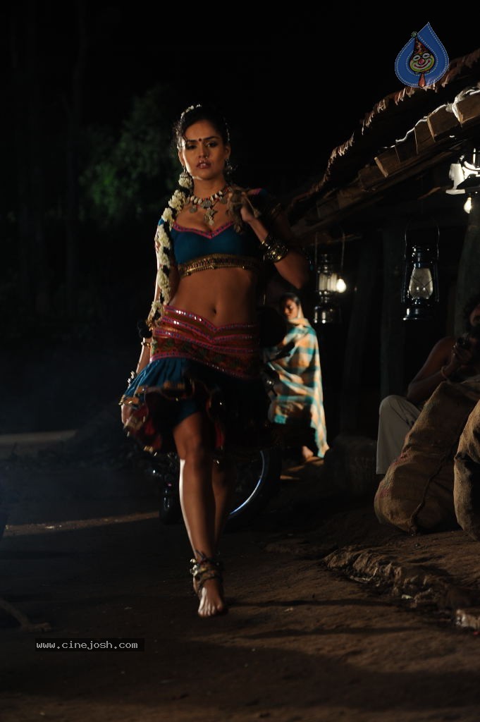 Nathalia Kaur Stills in Dalam Movie - 8 / 17 photos