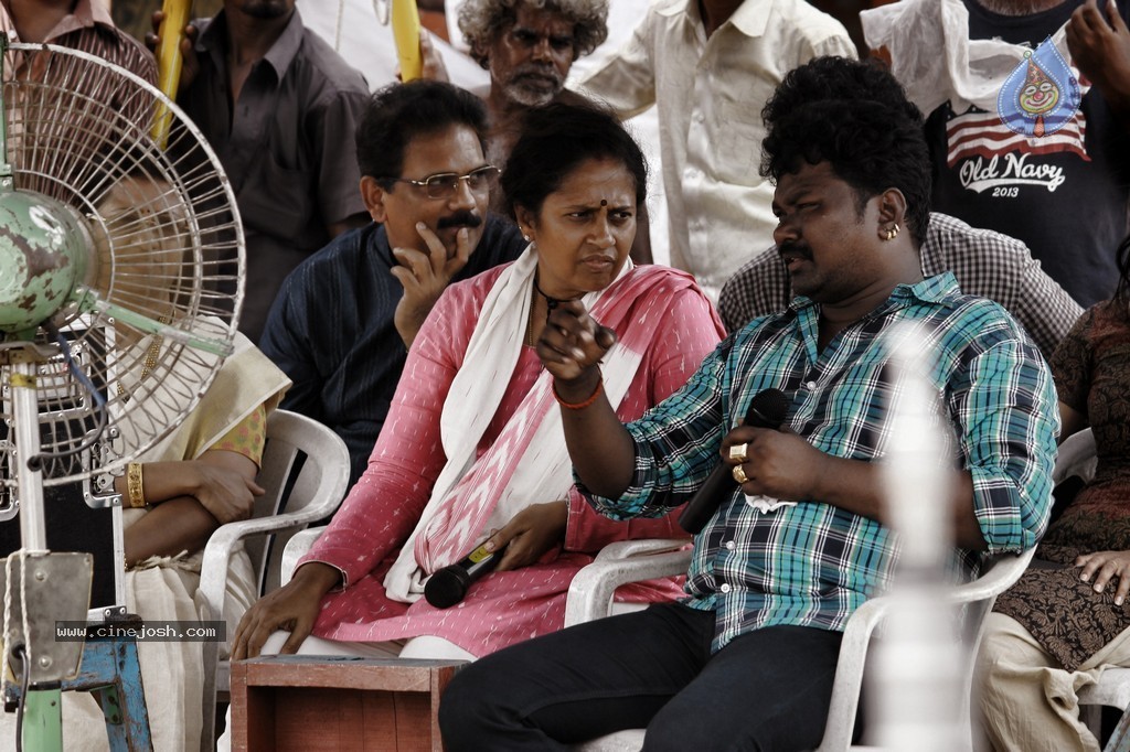 Nerungi Vaa Muthamidathe Tamil Movie Stills - 4 / 108 photos