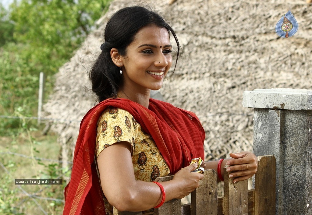 Nerungi Vaa Muthamidathe Tamil Movie Stills - 7 / 108 photos
