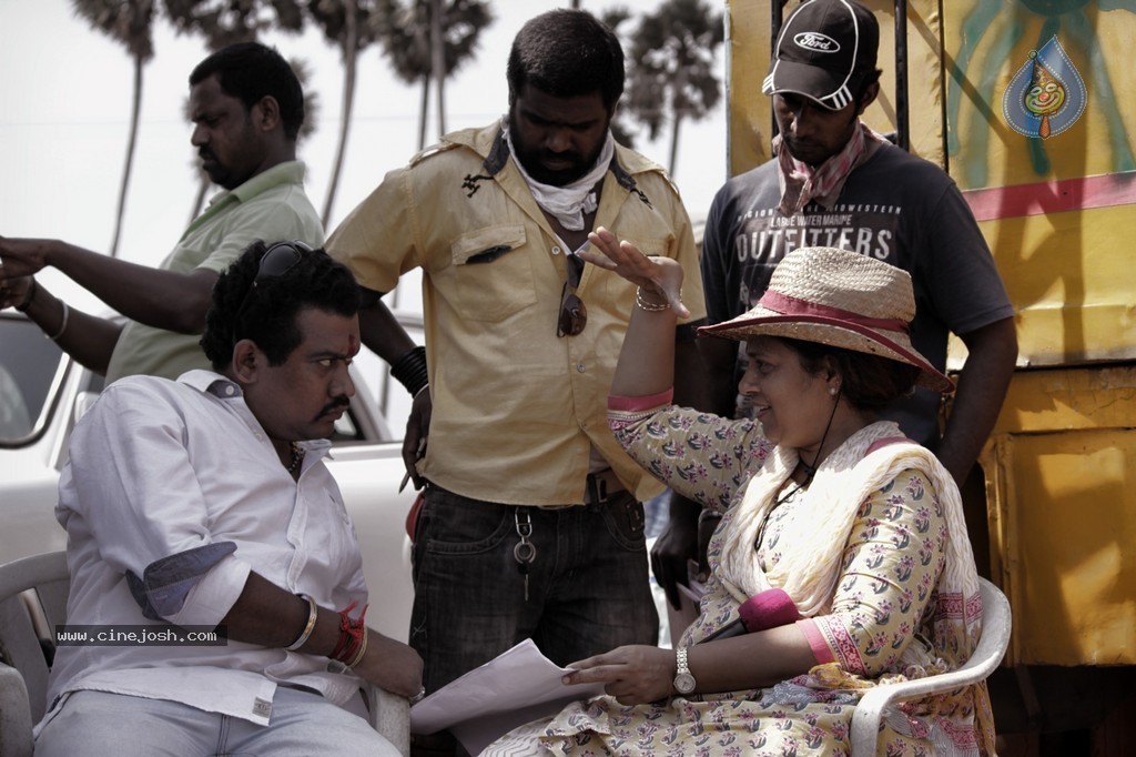Nerungi Vaa Muthamidathe Tamil Movie Stills - 8 / 108 photos