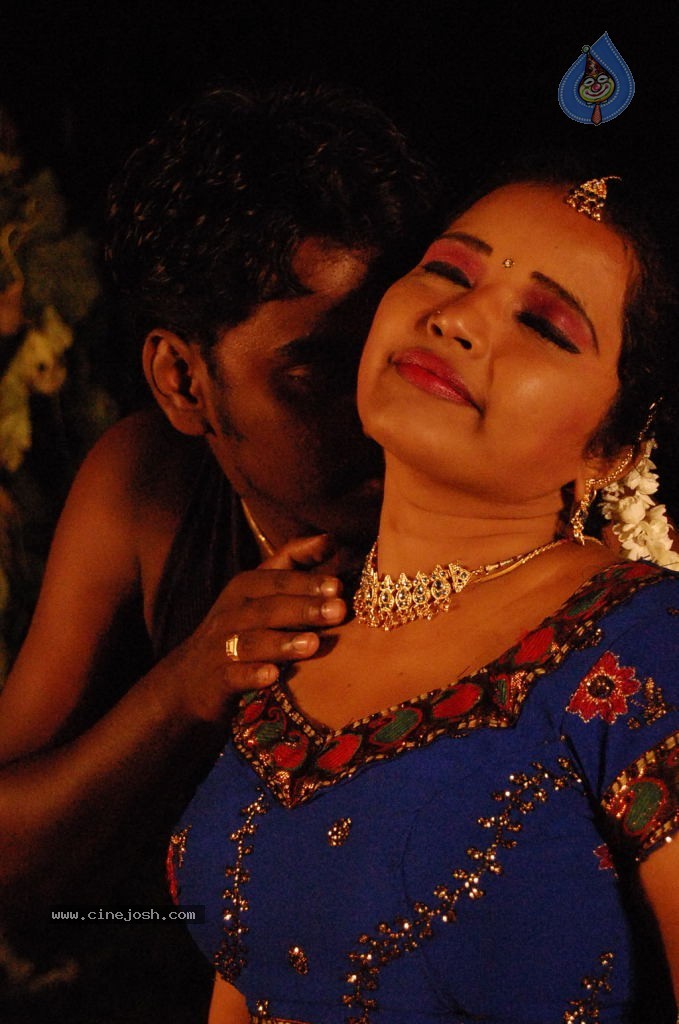 Nila Meethu Kadhal Tamil Movie Stills - 9 / 58 photos