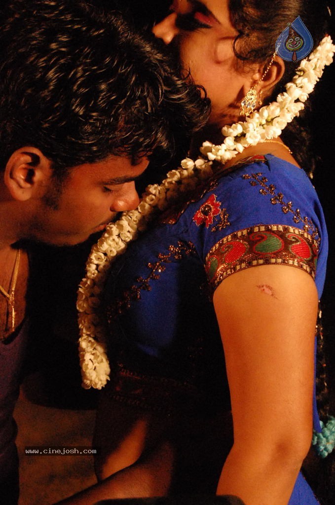 Nila Meethu Kadhal Tamil Movie Stills - 16 / 58 photos