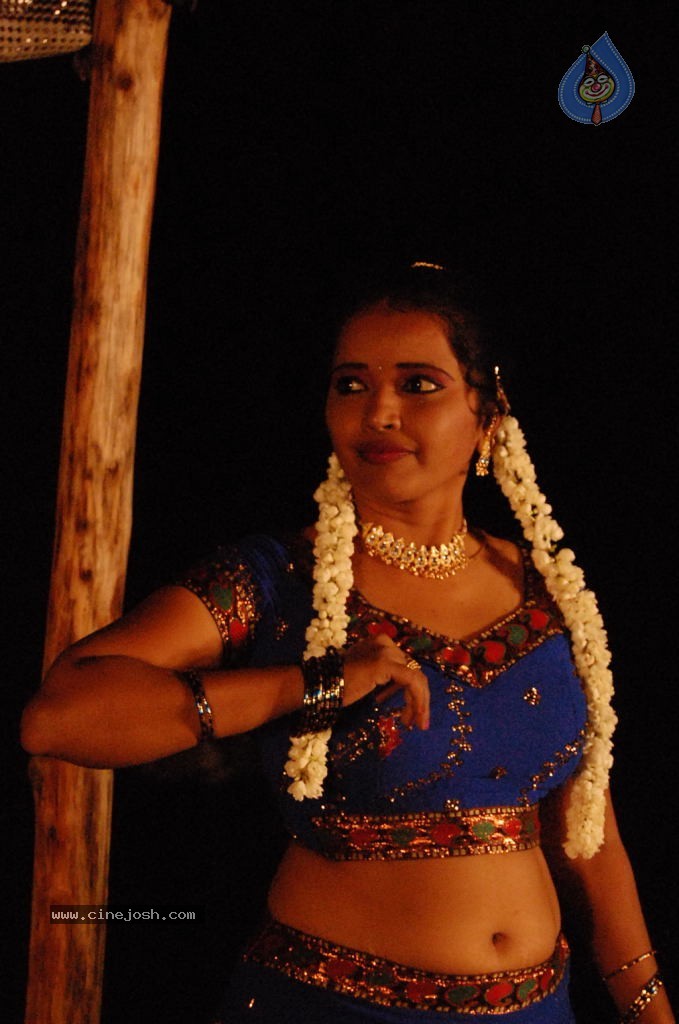 Nila Meethu Kadhal Tamil Movie Stills - 20 / 58 photos