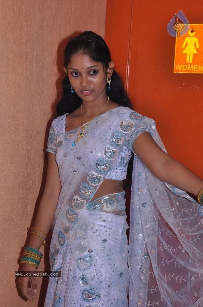Nila Meethu Kadhal Tamil Movie Stills - 22 / 58 photos